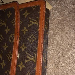 AUTHENTIC VINTAGE LV DAME CLUTCH